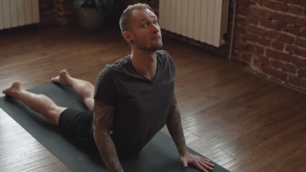 Yogi Master Workout Black Mat Urban Studio Jonge Man Beoefenen — Stockvideo