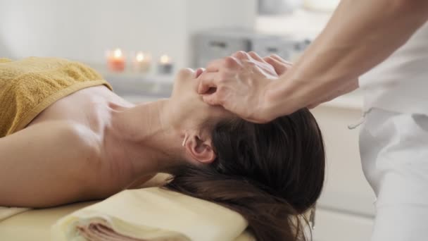 Donna Rilassata Centro Benessere Ricevendo Massaggio Facciale Primo Piano Del — Video Stock