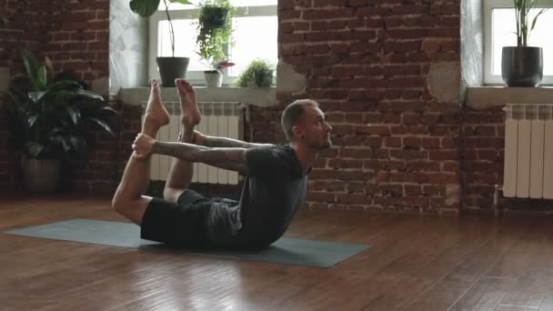 Close Van Jonge Man Doet Yoga Studio Met Houten Vloer — Stockvideo