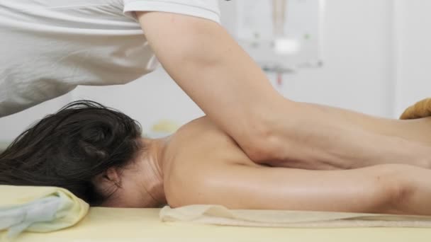 Jonge Vrouw Met Massage Spa Slow Motion Lichaamsverzorging Huidverzorging Brunette — Stockvideo