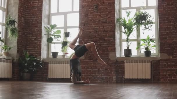 Ung Man Gör Handen Stående Pose Guy Gör Yoga Inomhus — Stockvideo