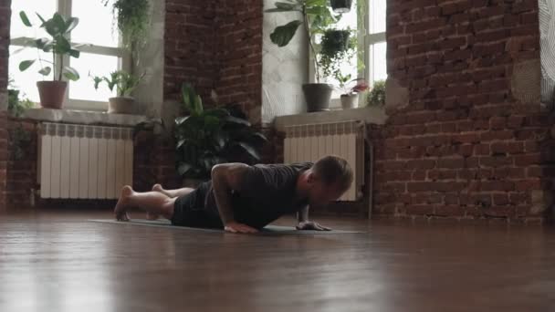 男子练习瑜伽姿势在工作室与砖墙 健身和健康的生活方式理念 有吸引力的男性做瑜伽姿势在健身房在慢动作 — 图库视频影像