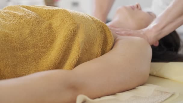 Zrelaksowany Kobieta Spa Odbieranie Masaż Twarzy Zbliżenie Kobiety Podczas Masażu — Wideo stockowe