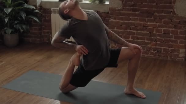 Ung Man Som Tränar Yoga Inomhus Yogi Master Workout Svart — Stockvideo