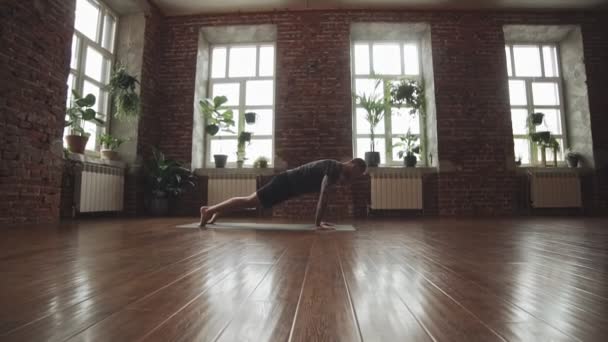 Man Praktijk Yoga Pose Studio Met Bakstenen Muur Aantrekkelijke Man — Stockvideo