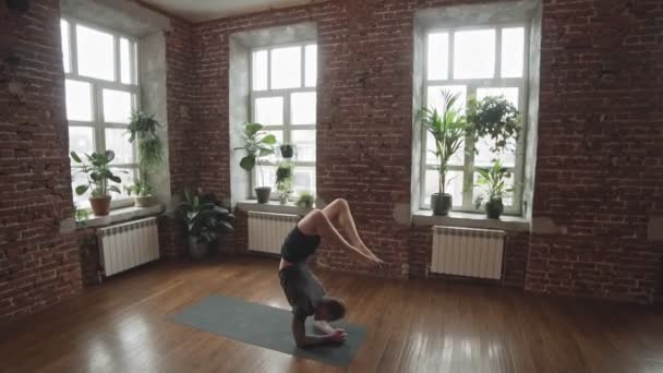 Hand Stående Pose Frihet Hälsa Och Yoga Koncept Med Kopierings — Stockvideo