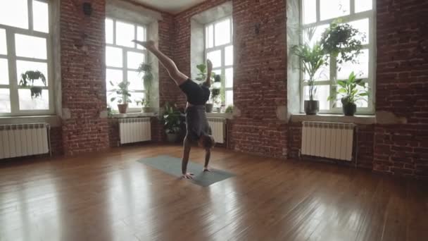 Guy Gör Yoga Inomhus Nära Fönster Hand Stående Pose Ung — Stockvideo
