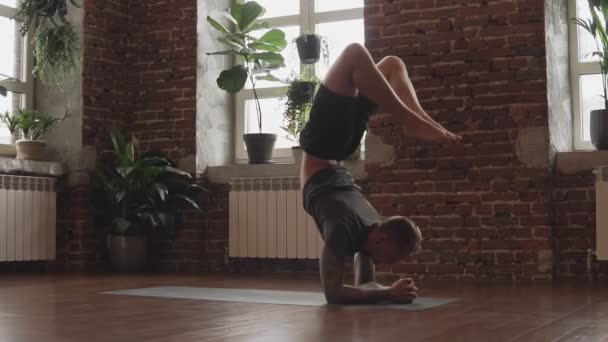 Hand Stående Pose Frihet Hälsa Och Yoga Koncept Ung Sportig — Stockvideo