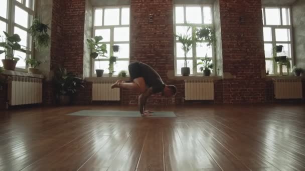 Jonge Man Praktijk Yoga Hand Staande Pose Studio Fitness Sport — Stockvideo