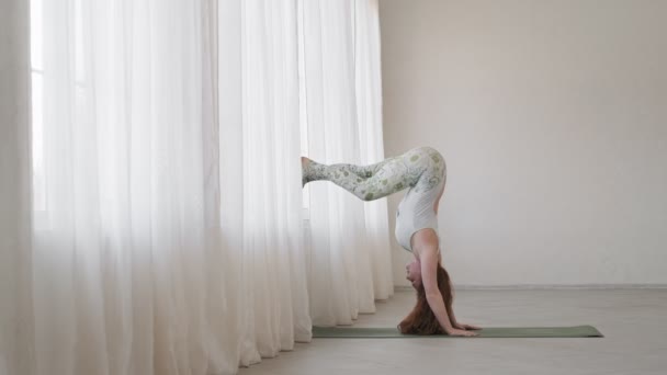 Jóga Meditál Beltéri Fiatal Csinál Jóga Gyakorlására Teljes Hosszúságú Lövés — Stock videók