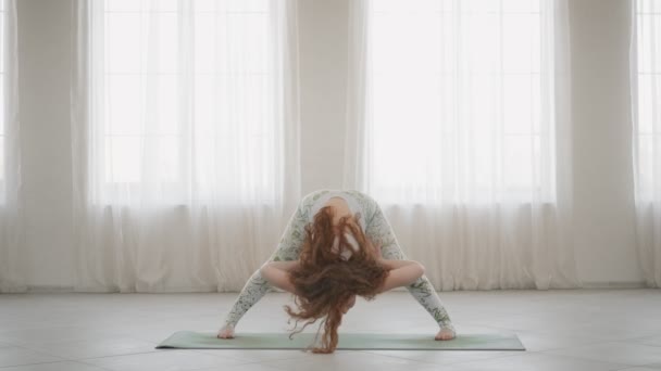 Junge Schöne Frau Praktiziert Yoga Studio Mit Großen Fenstern Uhd — Stockvideo