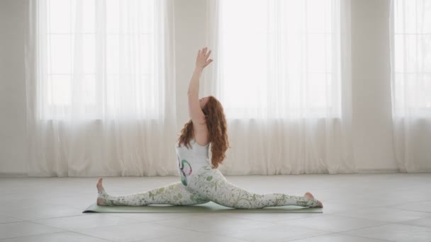 Kvinna Som Sträcker Sig Fitness Yogastudio Slow Motion Kvinnlig Praktiserande — Stockvideo