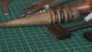 Masada deri ustası için araçlar. El yapımı aksesuarlar. Atölyede iş yeri ustasının yakın çekimi