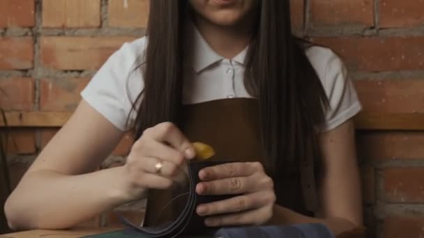 Manos Artesanales Femeninas Profesionales Puliendo Bordes Billetera Cuero Con Pieza — Vídeo de stock