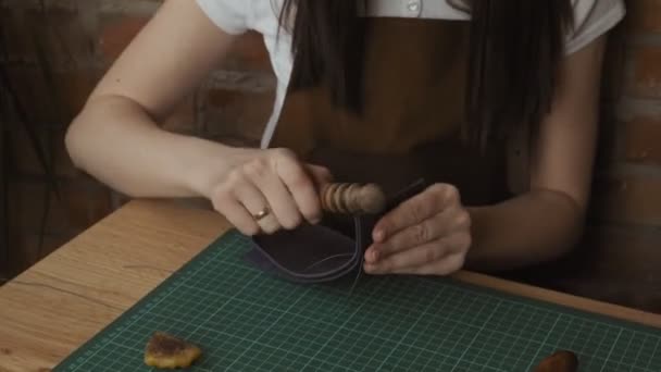 工匠手抛光皮革钱包边缘与木棍在慢动作 皮革工人与皮革制品 — 图库视频影像