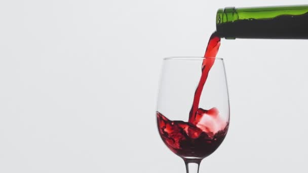 Χύνοντας Κόκκινο Κρασί Ποτήρι Κρασιού Αργή Κίνηση Κοντινό Πλάνο Χώρο — Αρχείο Βίντεο