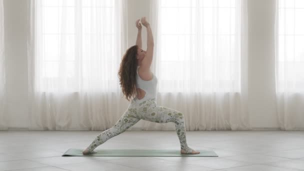 Vrouw Tijdens Yoga Meditatie Studio Warrior Pose Jonge Vrouw Doet — Stockvideo