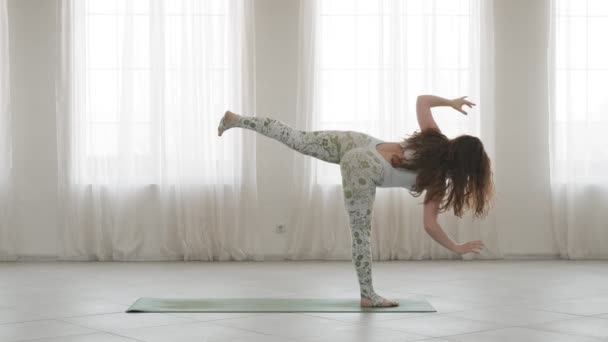 Kvinna Som Tränar Yoga Studion Inomhus Smal Ung Kvinna Koncentrerad — Stockvideo