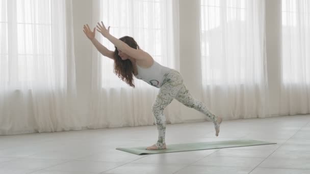 Mulher Praticando Ioga Estúdio Dentro Casa Jovem Esbelta Concentra Equilibrar — Vídeo de Stock