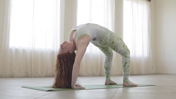 Jonge Mooie Vrouw Beoefenen Van Yoga Vrouw Mediteren Yoga Studio — Stockvideo