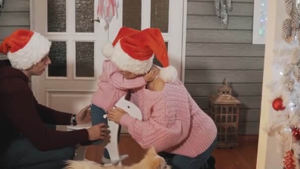 Linda Familia Madre Padre Hija Pequeña Vestida Con Sombrero Santa — Vídeos de Stock