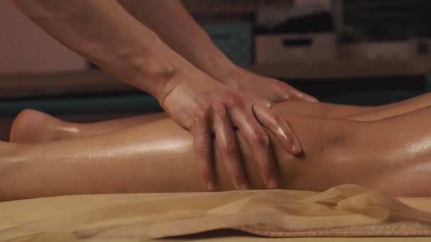 Close Van Massage Therapeut Handen Masserende Menselijke Kalf Spier Avondlicht — Stockvideo