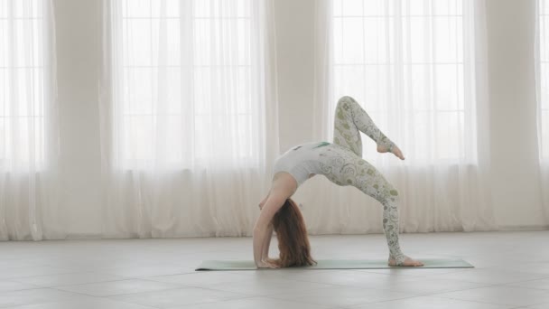 Mujer Practica Yoga Posando Estudio Con Grandes Ventanales Atractiva Hembra — Vídeo de stock