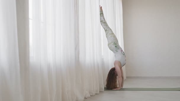 Mujer Joven Caucásica Haciendo Ejercicio Yoga Estiramiento Femenino Estudio Yoga — Vídeo de stock