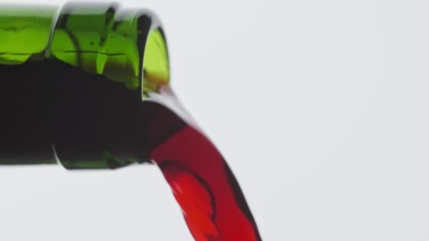 Vino Vino Rosso Versando Bicchiere Vino Sfondo Bianco Macro Sparato — Video Stock