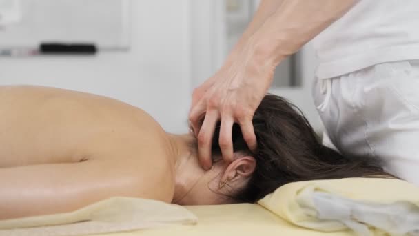 Jovem Mulher Fazendo Massagem Pescoço Spa Menina Recebendo Massagem Óleo — Vídeo de Stock