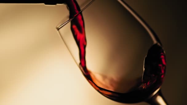Du vin rouge coulant de la bouteille. Sommelier versant un excellent vin de rose dans un verre . — Video