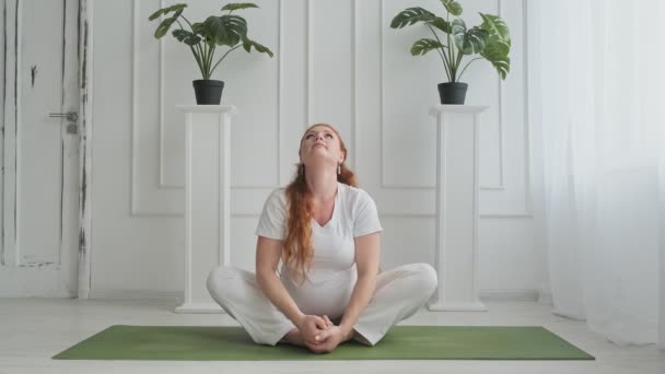 Mujer embarazada activa. Hermosa embarazada haciendo yoga en el suelo en casa. 4k, UHD — Vídeos de Stock