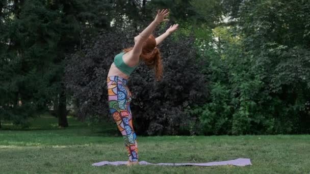 Жінка Практикує Йогу Парку Жінка Робить Йогу Відкритому Повітрі Концепція — стокове відео