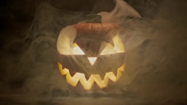 Calabaza Halloween Con Humo Alrededor Calabaza Brillante Sobre Fondo Oscuro — Vídeos de Stock