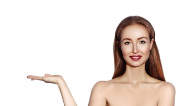 Güzel kadın gösteren ürün. Kız moda makyaj tarafına işaret ile. Güzellik ürün sunmak. Etkileyici duygular