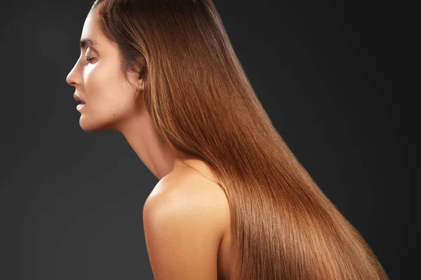 暗い背景にまっすぐ長い茶色の髪と美しい龍の女性 滑らかな光沢の髪型 ケラチンの治療でセクシーなファッション モデル — ストック写真
