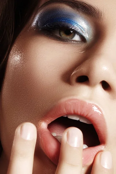 Closeup Πορτραίτο Όμορφη Γυναίκα Πρόσωπο Μόδα Μακιγιάζ Καθαρό Και Λαμπερό — Φωτογραφία Αρχείου