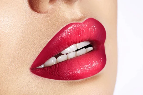 Primer Plano Macroplano Boca Femenina Sexy Glamour Labios Rojos Maquillaje — Foto de Stock