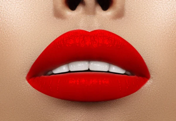 Yakın Çekim Makro Kadın Ağzına Vurdu Seksi Glamour Kırmızı Makyaj — Stok fotoğraf