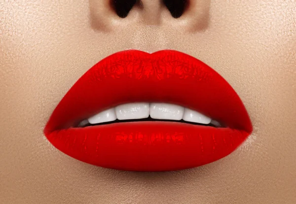 Primer Plano Macroplano Boca Femenina Sexy Glamour Labios Rojos Maquillaje — Foto de Stock