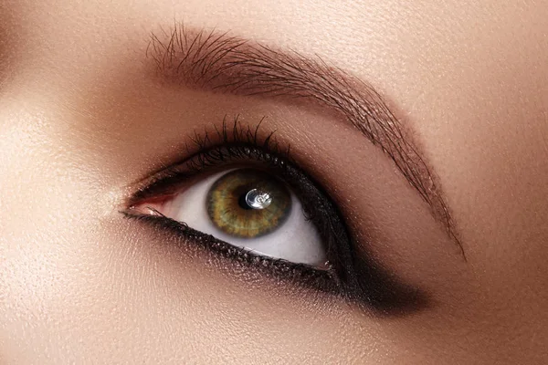 Ojo Femenino Primer Plano Con Maquillaje Oscuro Grandes Cejas Formas —  Fotos de Stock