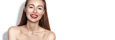 Glamour kırmızı dudaklar, parlak makyaj, temiz cilt ile seksi gülümseyen kadın. Beyaz dişler ile gülümse. Beyaz arka plan üzerinde kız moda mutlu