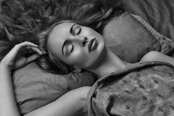 Mooie Vrouw Slapen Terwijl Liggend Bed Met Comfort Droom Lekker — Stockfoto