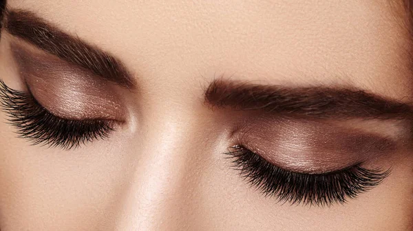 Schöne Makroaufnahme Des Weiblichen Auges Mit Extrem Langen Wimpern Und — Stockfoto