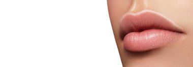 Yakın çekim mükemmel doğal dudak makyaj güzel kadın ağzı. Tombul Seksi dolgun dudaklar. Makro fotoğraf yüz detayı. Mükemmel temiz cilt, taze dudak makyaj. Güzel spa ihale dudaklar. Boş yer