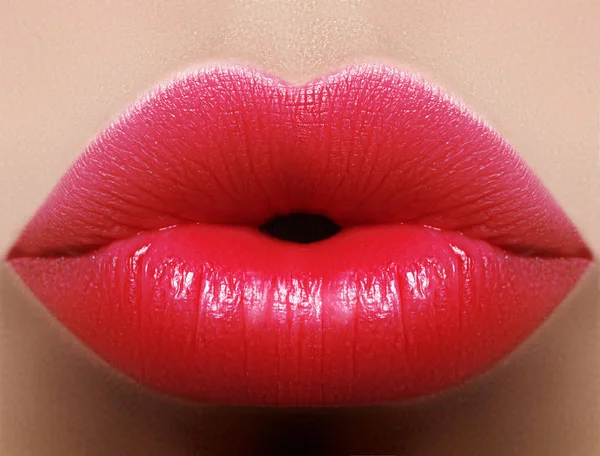 クローズ アップ完璧な赤いリップメイク美しい女性口 ふっくらセクシーな唇 マクロ写真の顔の詳細 完璧なきれいな肌 新鮮な唇のメイク 美しいジューシーな唇 — ストック写真