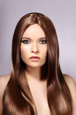 Uzun düz kahverengi saçlı kadın güzel yong. Seksi manken pürüzsüz parlak saç modeli ile. Keratine tedavi. Dikey studio vurdu