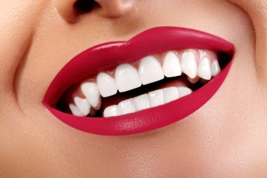 Yakın çekim mutlu erkek sağlıklı dişler beyaz, parlak kırmızı parlak dudak makyaj gülümse. Kozmetik, diş hekimliği ve güzellik bakımı. Makro kadının ağız gülümseyen