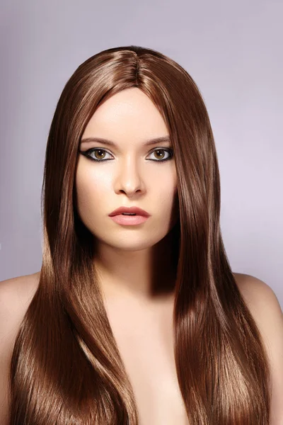 美しい容長いストレート茶髪の女 滑らかな光沢の髪型でセクシーなファッション モデル Keratine 垂直スタジオ撮影 — ストック写真