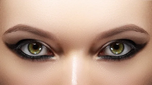 用明亮的妆容遮住女性的眼睛 浓浓的眉毛 长长的睫毛 庆祝化妆品 奢侈的眼睛 美丽的大眼睛 好视力 — 图库照片